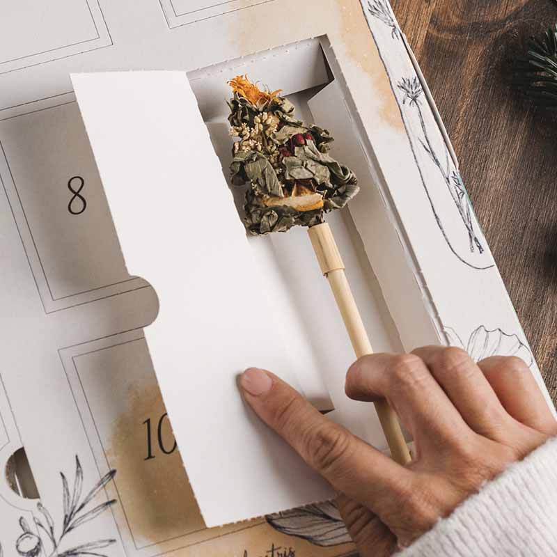 Calendrier de l’Avent tisanes bio de l’Herboriste 2025 - 24 tisanes dont 1 bouquet de fleurs de Noël à infuser 